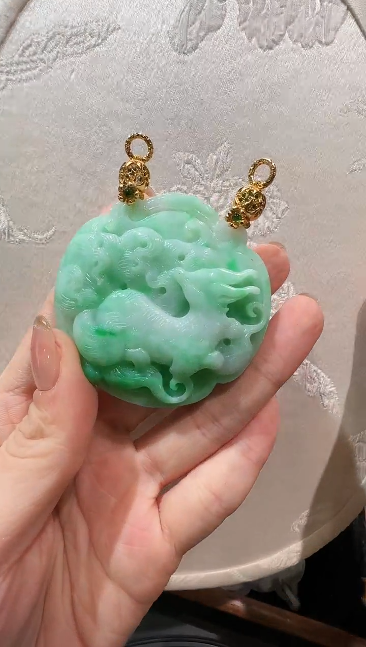 翡翠未镶嵌颈饰国风