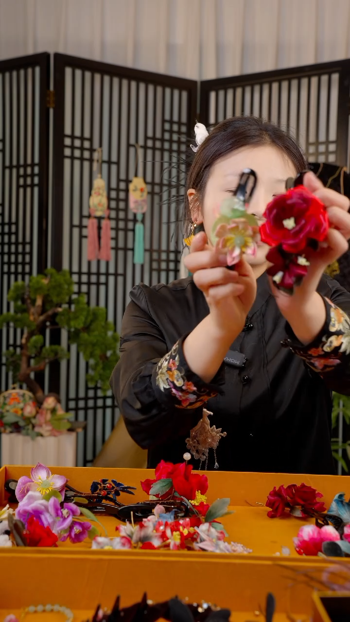 刺绣斯*非遗苏绣手工饰品红的改边夹