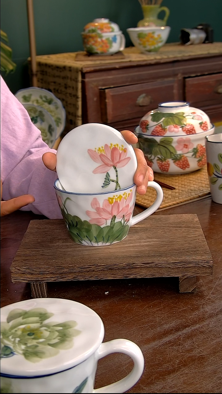 瓷片高白锤纹盖杯-绿叶粉荷