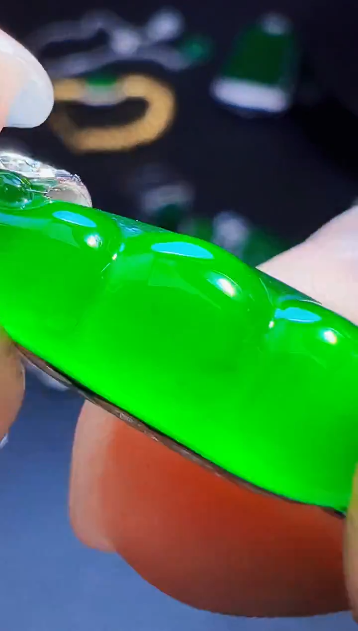 颈饰18K金镶嵌翡翠淡**风翡翠