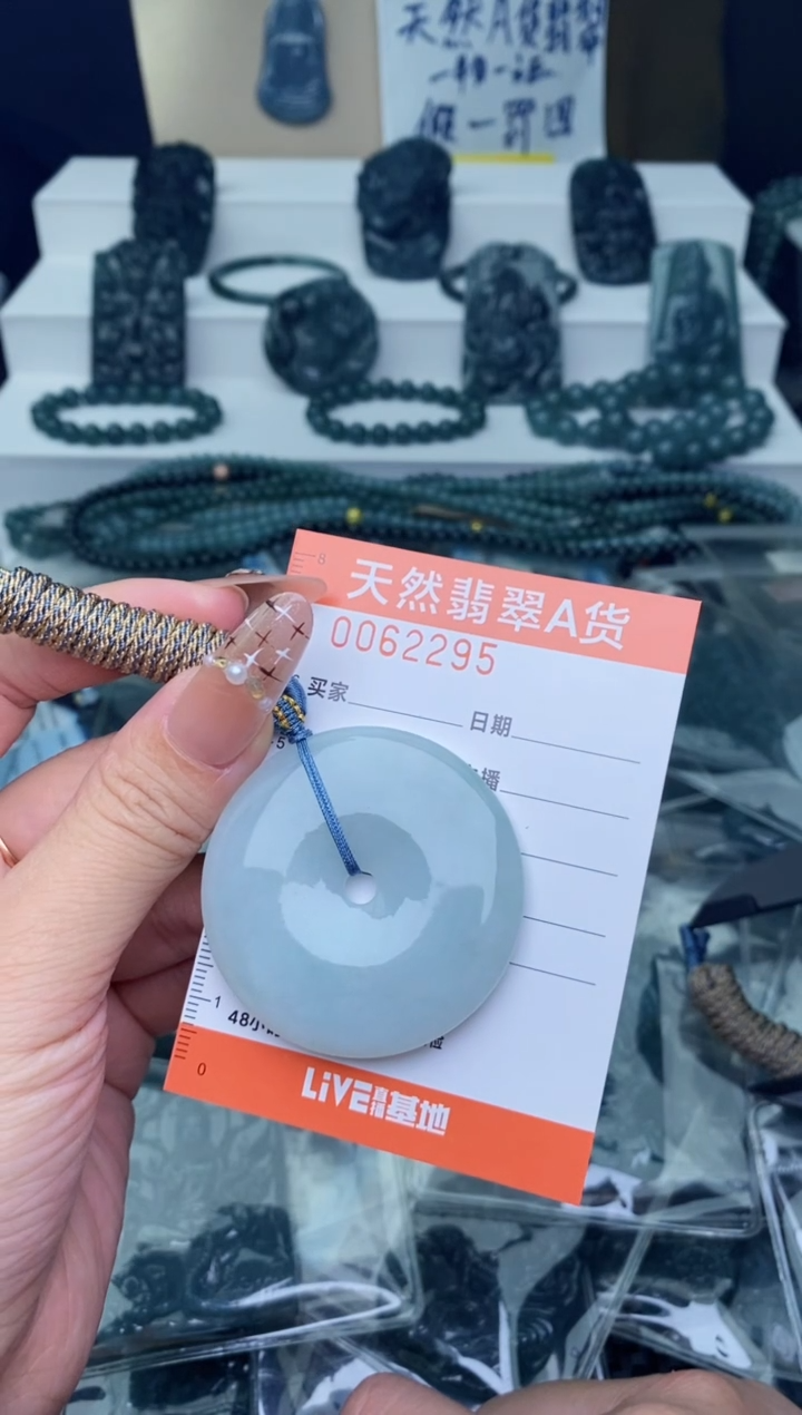 翡翠未镶嵌颈饰··········