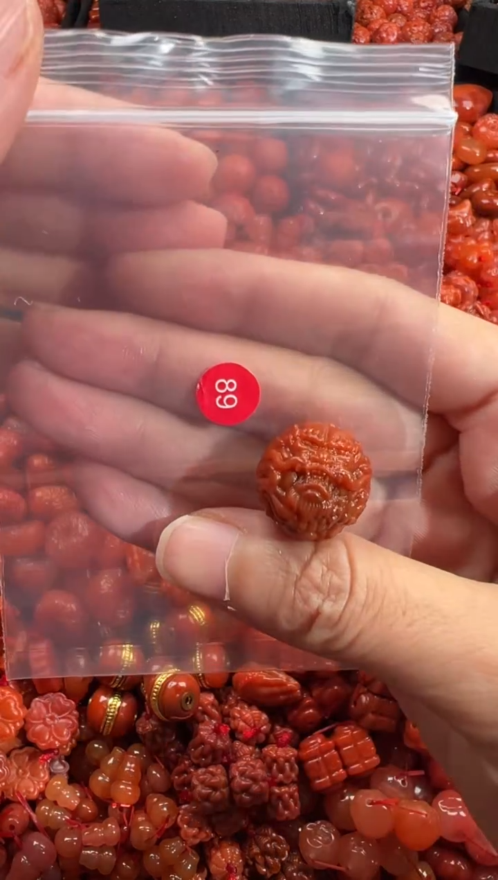 南红玛瑙未镶嵌颈饰1