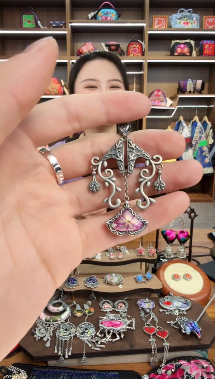 【闪购商品】织绣94蒙阿苏苗绣传承