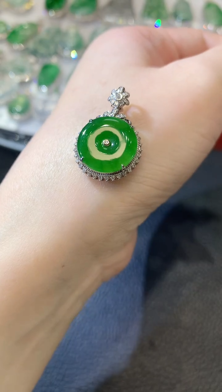 【闪购商品】翡翠吊坠(不含链)18K金镶嵌A19 