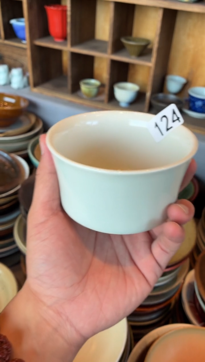 瓷片好*力124  微瑕定白竹节饭碗1个