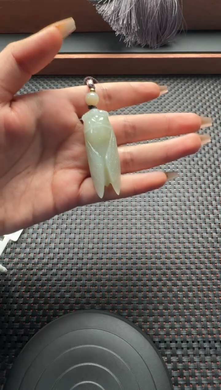 吊坠(赠链)未镶嵌和田玉且末料青白玉吊坠