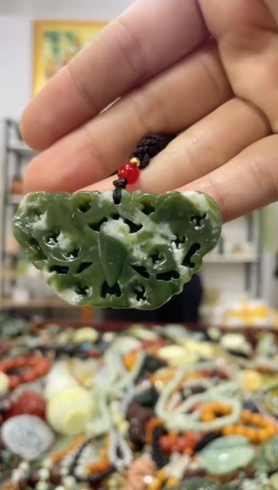 未镶嵌岫玉吊坠    