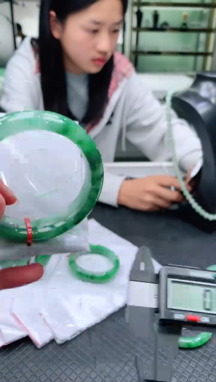 【闪购商品】石英质玉手镯未镶嵌手镯