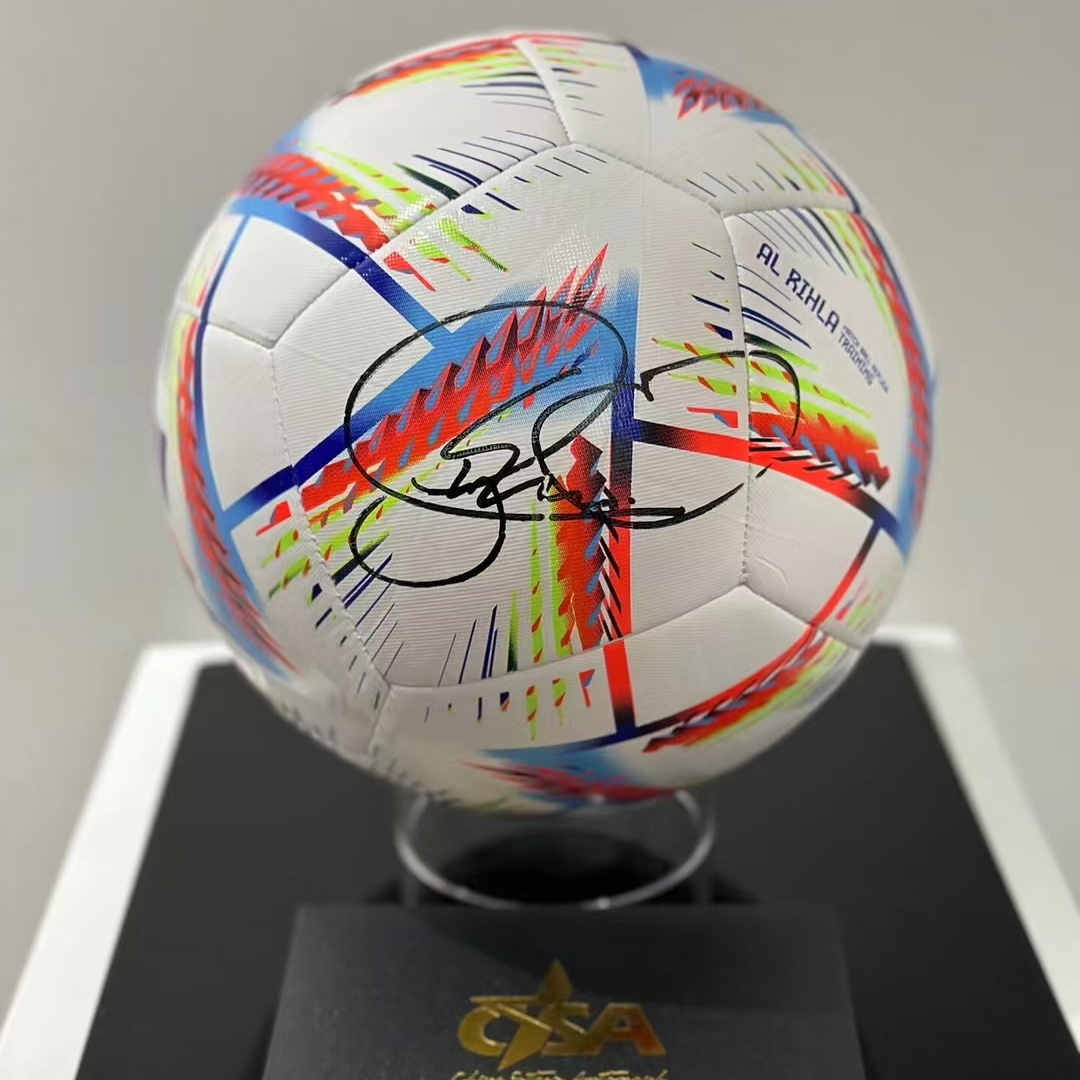 内马尔亲签签名足球