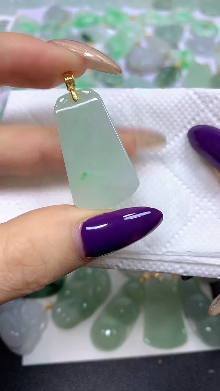 颈饰未镶嵌翡翠 