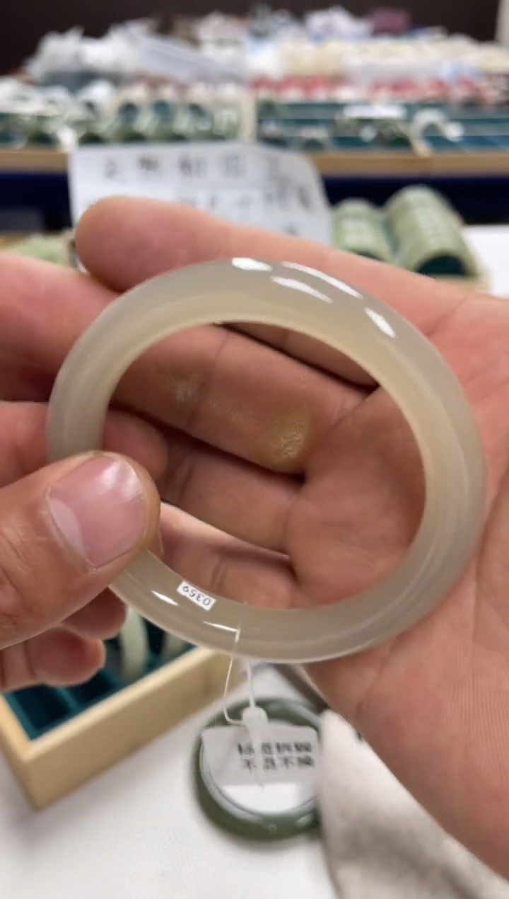 未镶嵌手镯和田玉星***笑和田玉手镯80005