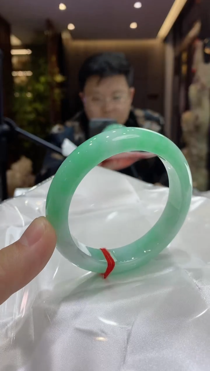 【闪购商品】翡翠手镯未镶嵌9号 圈口56 微瑕