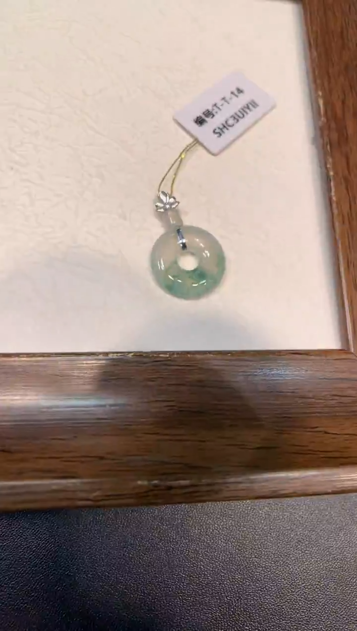 颈饰18K金镶嵌翡翠甜甜圈 