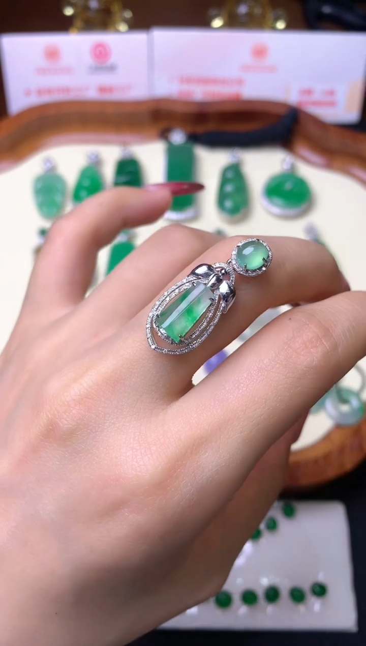 【闪购商品】翡翠颈饰18K金镶嵌吊坠