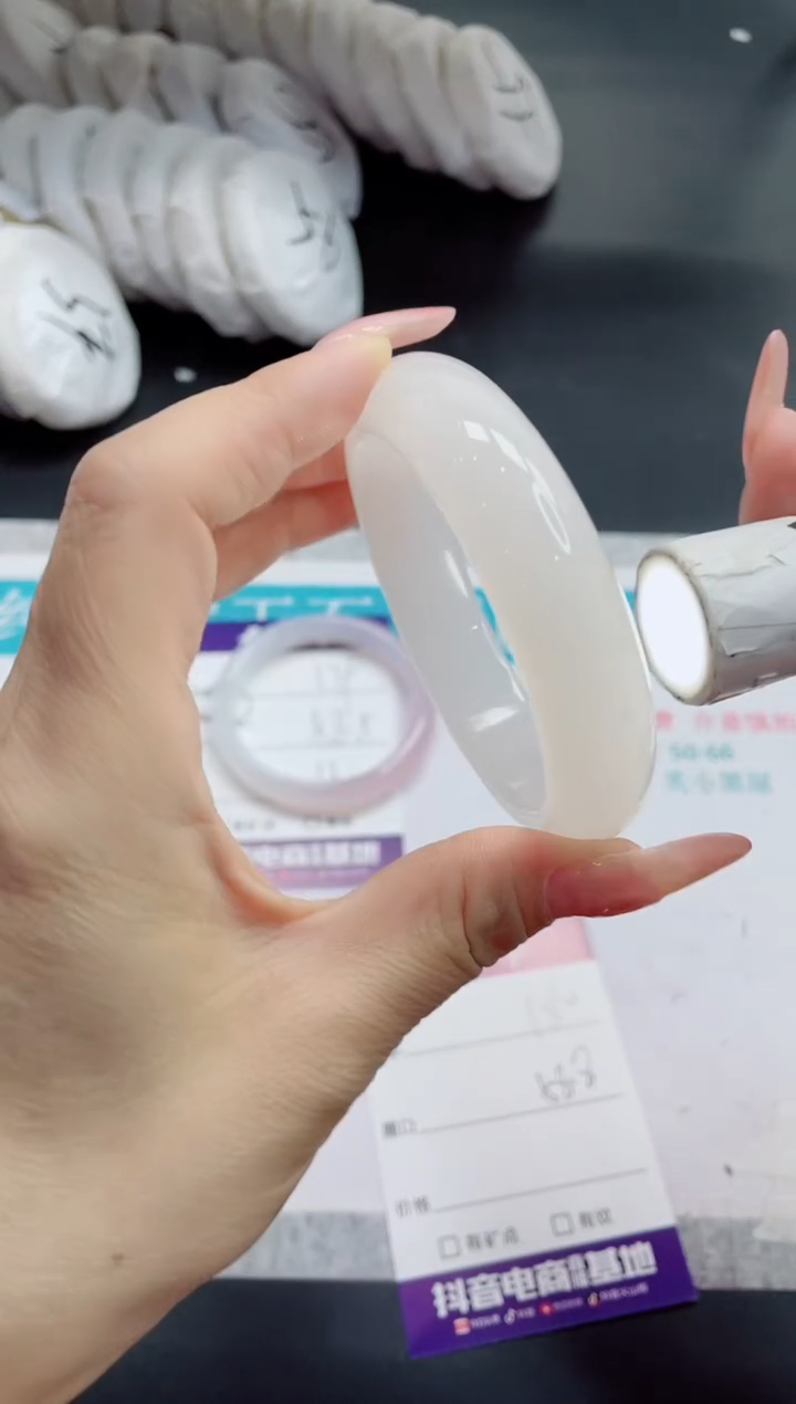 石英质玉手镯未镶嵌180