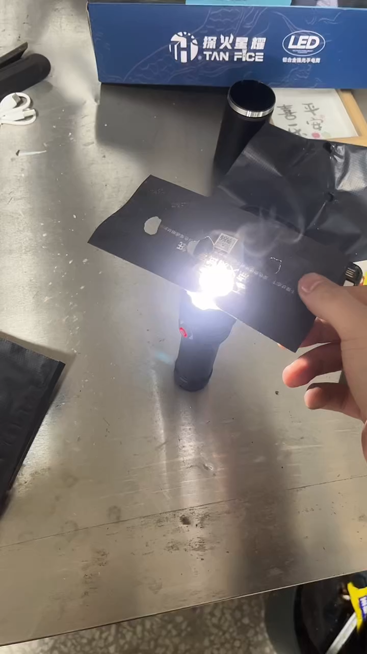 【三秒点火】超强功率铝合金强光手电筒
