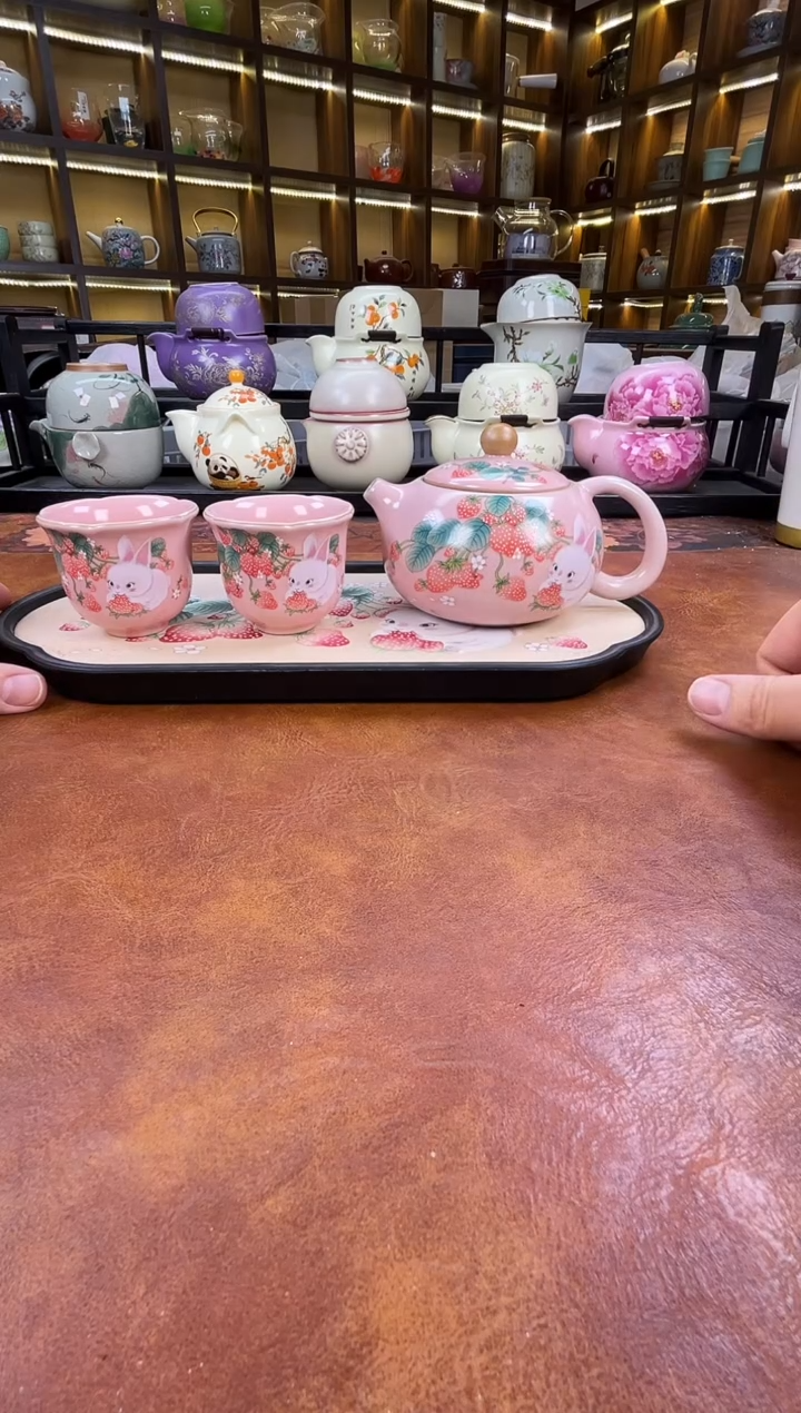 瓷片粉汝草莓兔1西施壶2花口杯+草莓兔盘
