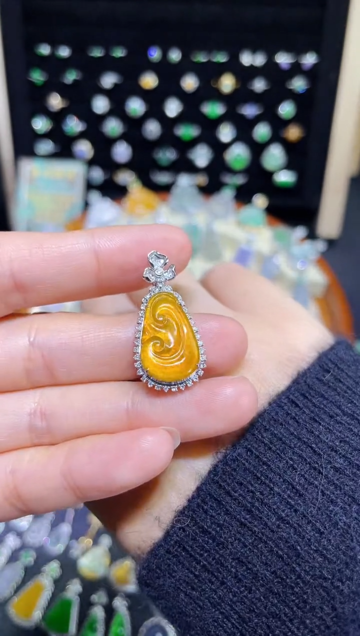 【闪购商品】翡翠颈饰18K金镶嵌高冰胶黄翡如意吊坠