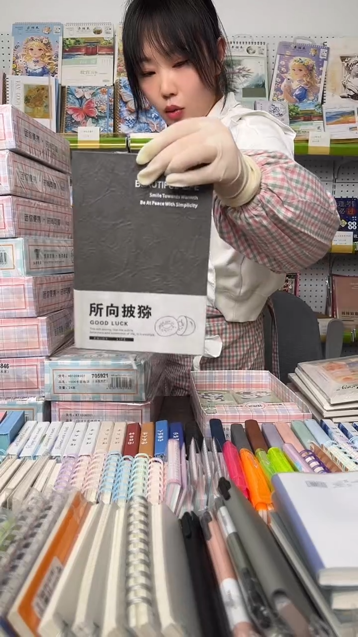 卿**贝C2    A5皱褶软皮面本 96张 随机封面 1本