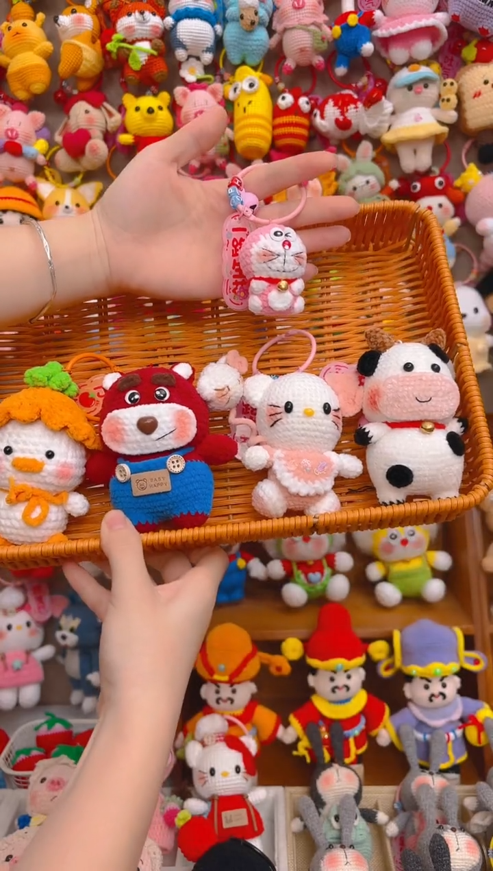 纯手工制作毛线钩织成品小鸭子，草莓熊，气球KT，奶牛，活动赠送哆啦