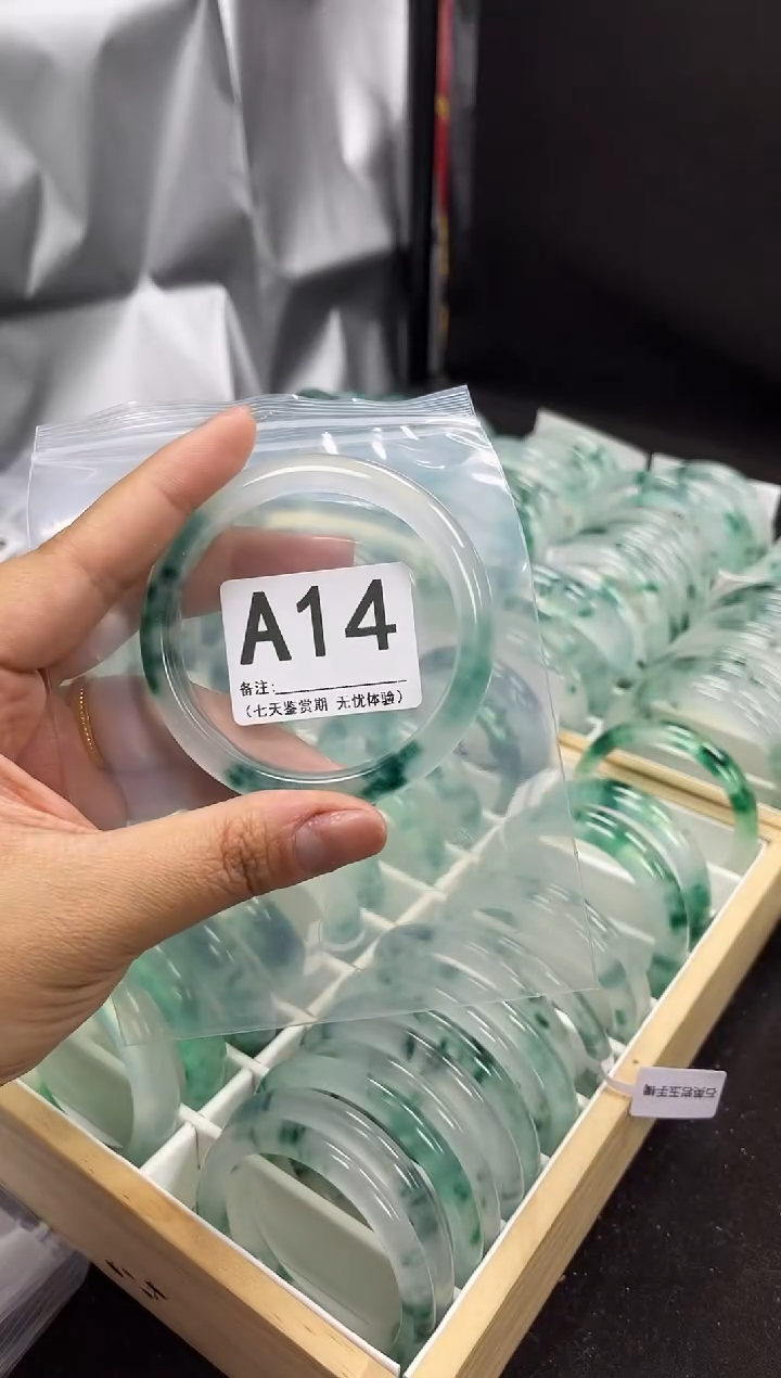 【闪购商品】石英岩玉手镯未镶嵌A14