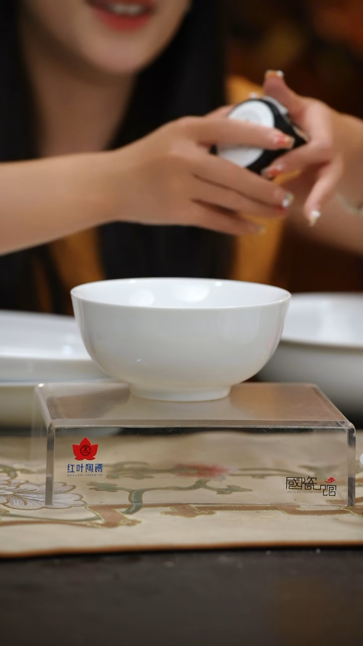 2个微瑕白胎6英寸面碗（无底款）