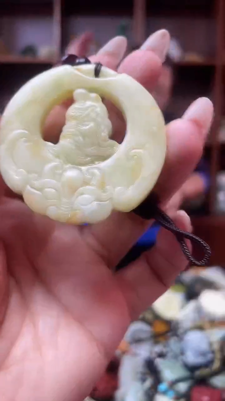 未镶嵌蛇纹石玉吊坠   