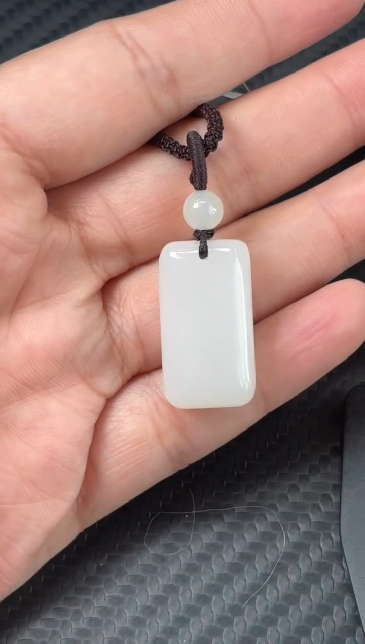 吊坠(赠链)未镶嵌和田玉和田黑山微色差吊坠