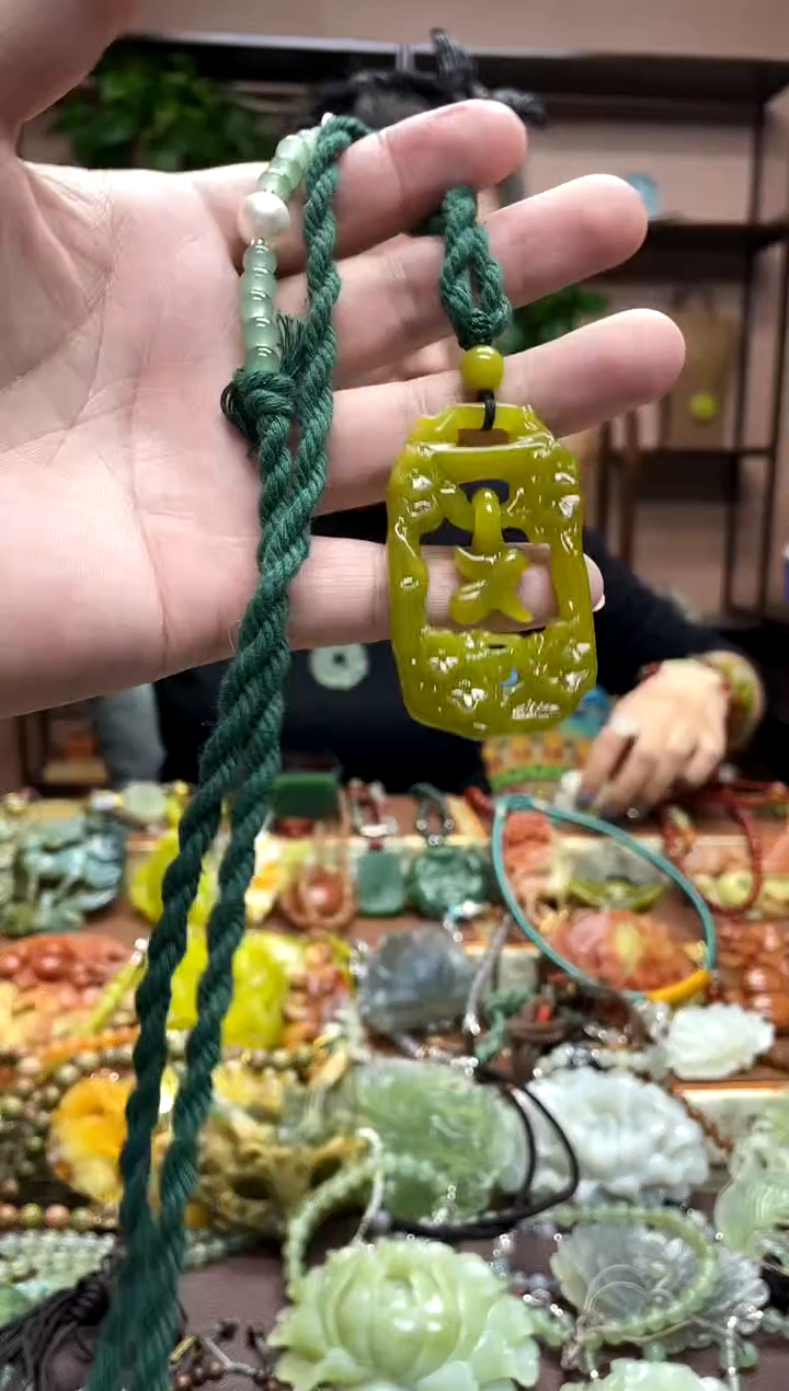 未镶嵌岫玉吊坠多样性发货发其中之一