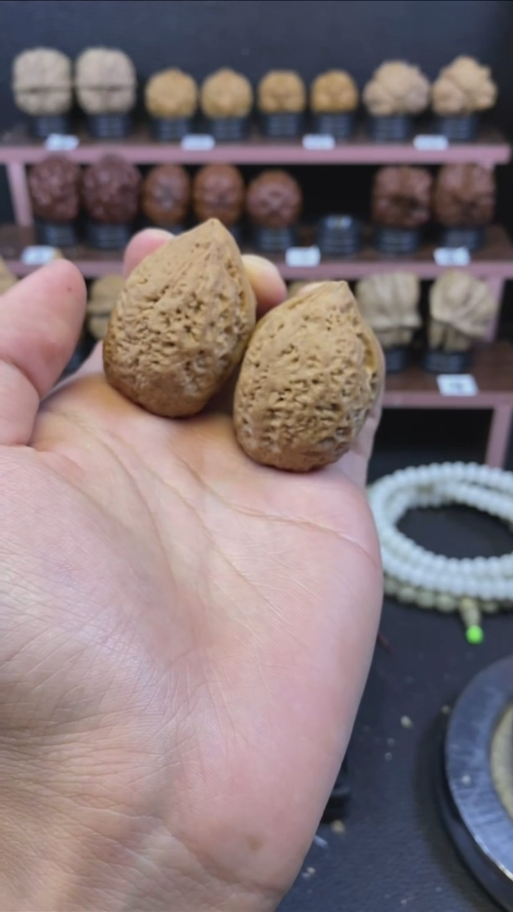 桃核把件云铁大沽石