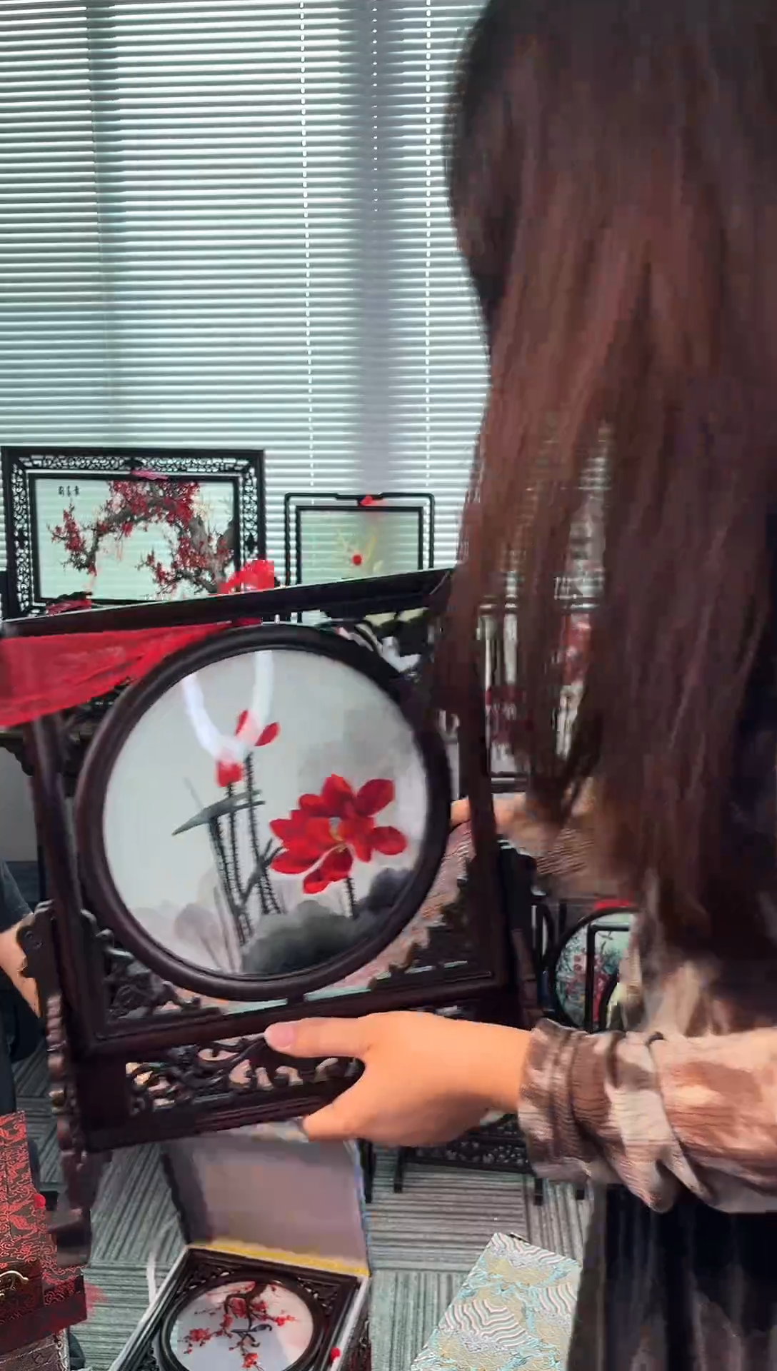 织绣以芊手扇摆台