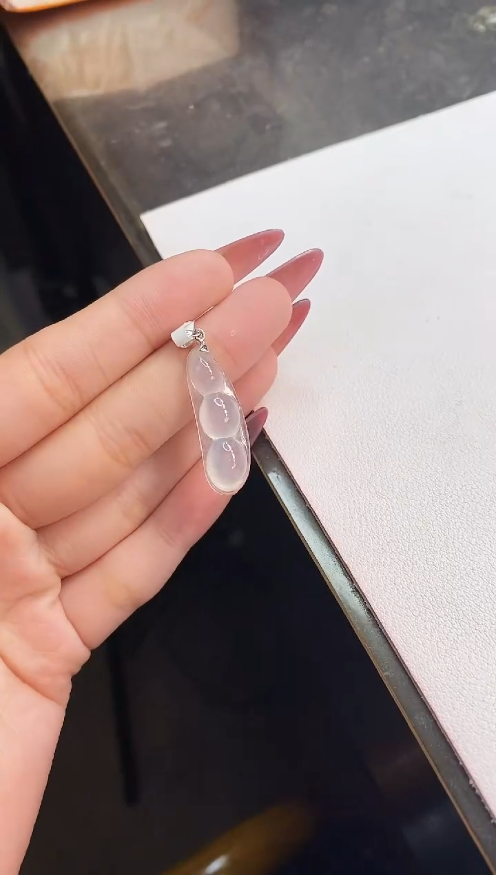 【闪购商品】翡翠颈饰18K金镶嵌福豆