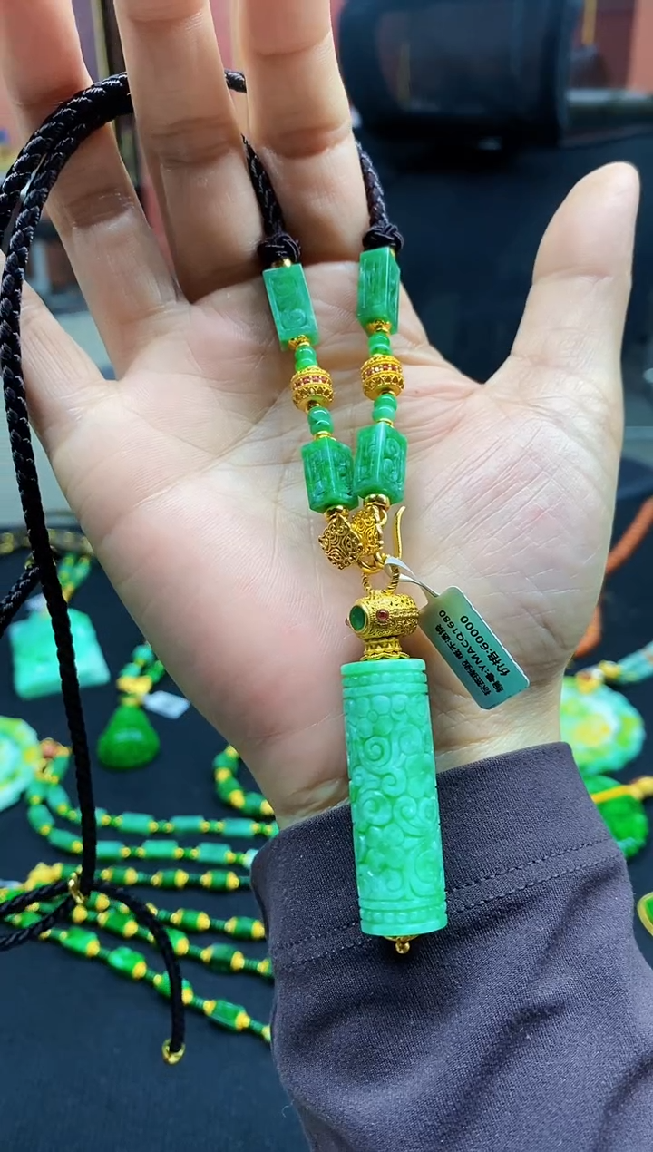 颈饰未镶嵌翡翠吊坠