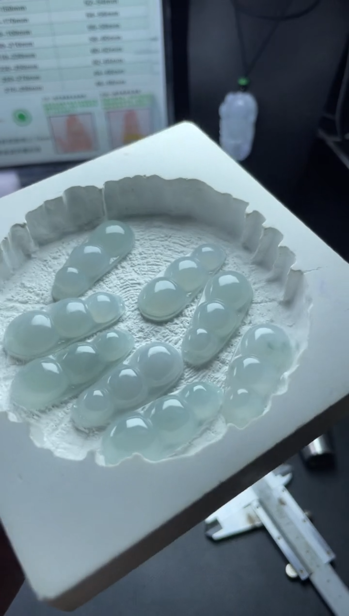 翡翠未镶嵌颈饰连中三元福豆