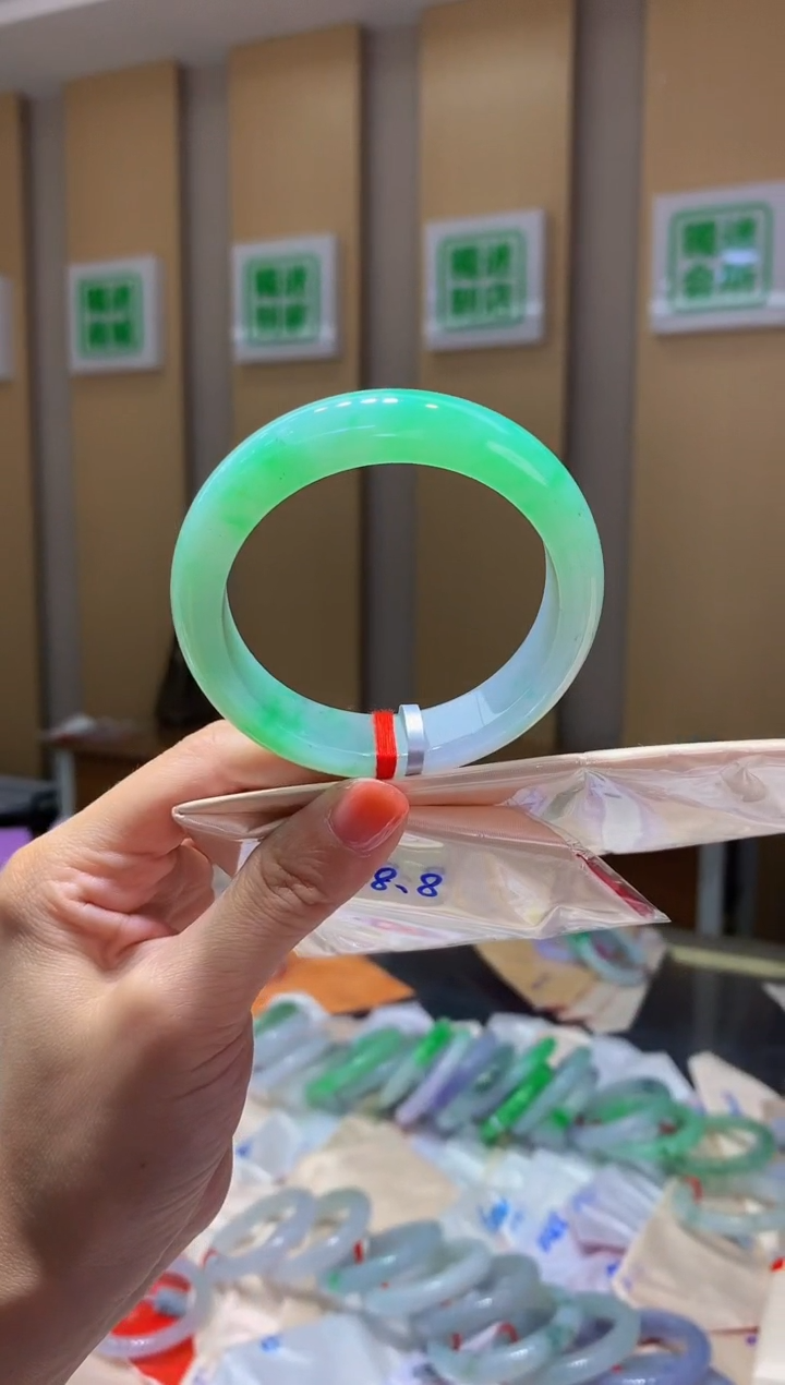 翡翠手镯未镶嵌- C161圈口55  总价9万  定金2万