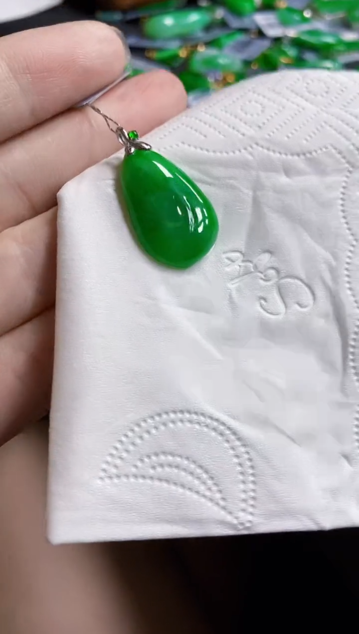 翡翠18K金镶嵌颈饰瓜