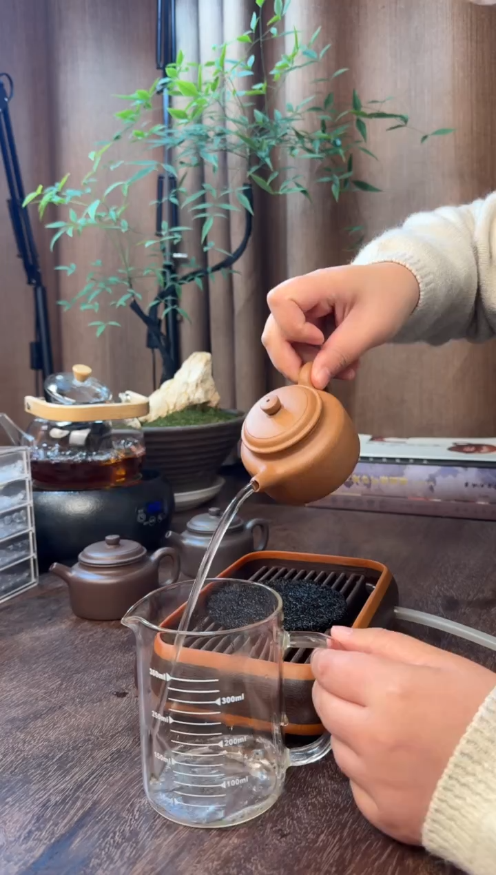 茶壶紫砂大亨徳钟-半手精工制-老宕口桃花泥-40目-容量：150CC