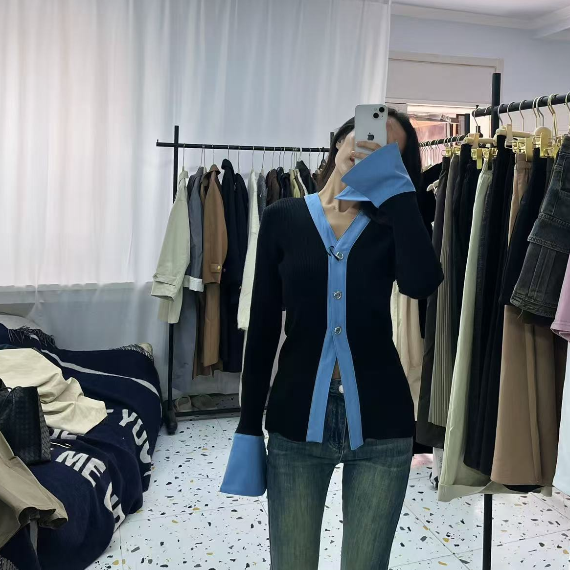 牛仔拼接V领针织开衫