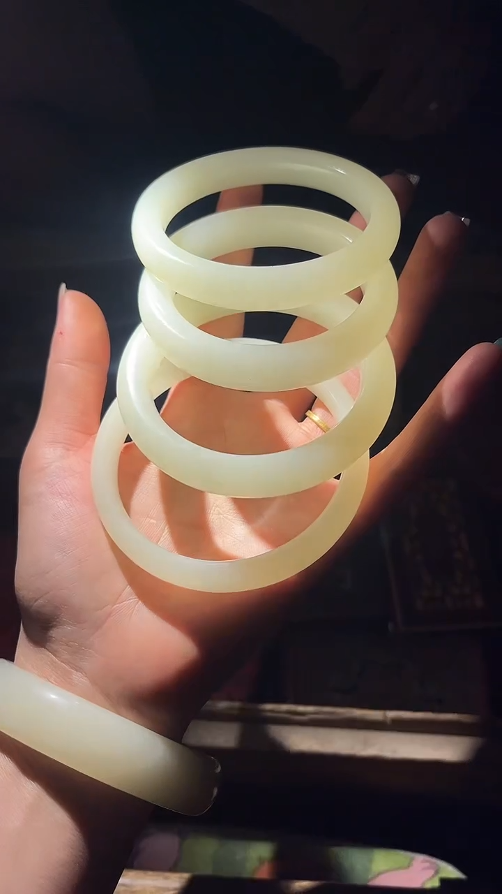 【闪购商品】【闪购商品】四个白色手镯