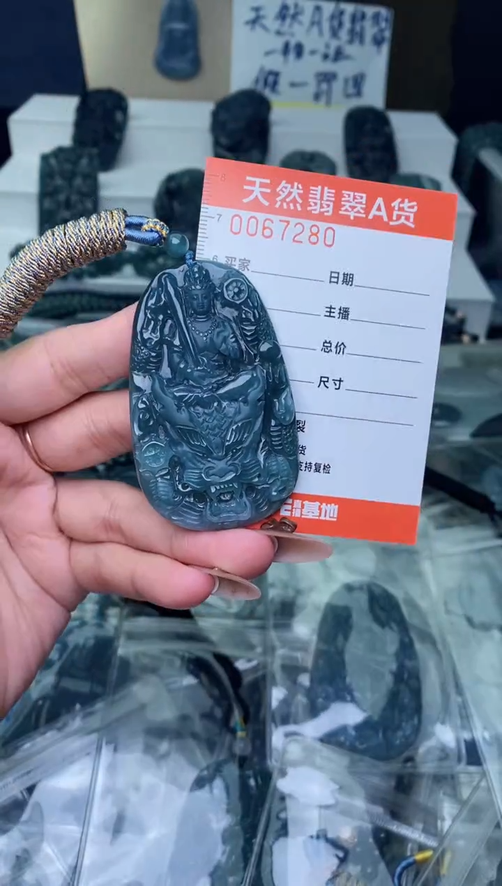 翡翠未镶嵌颈饰············