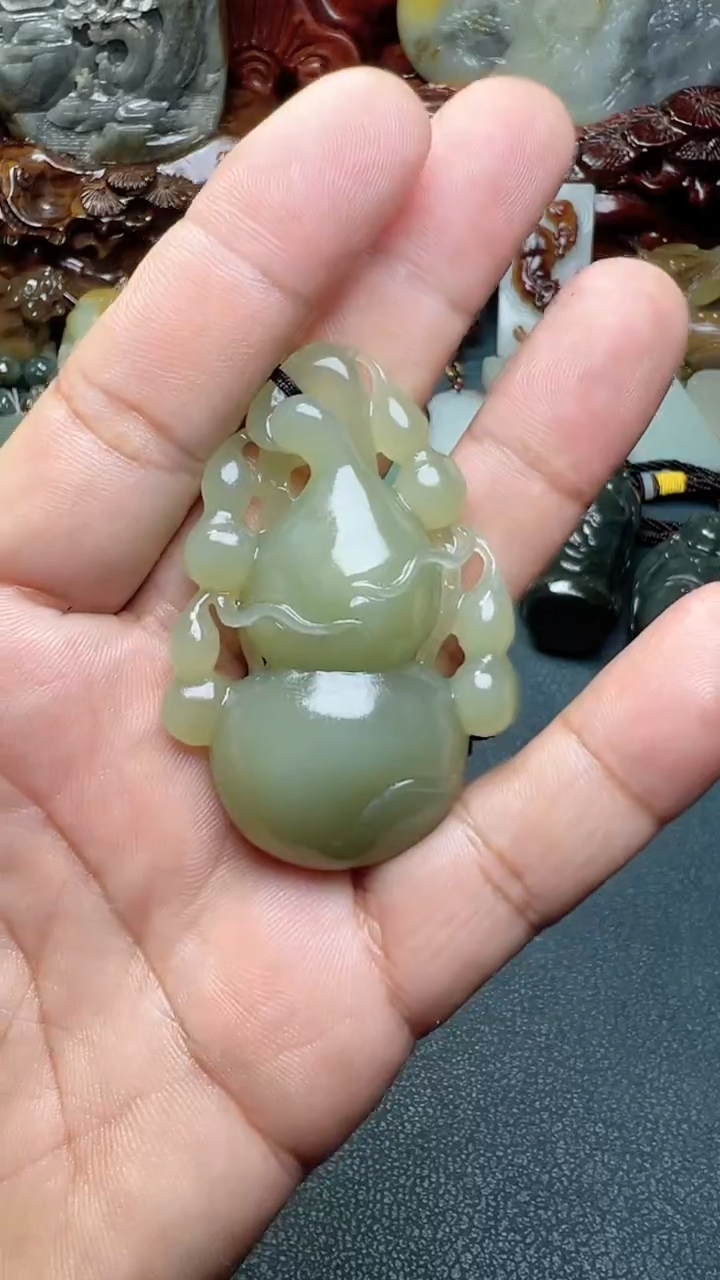 和田玉未镶嵌把件-