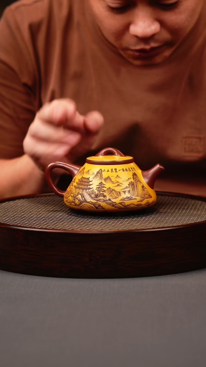 茶壶紫砂龙血砂双色 子冶石瓢 刻绘