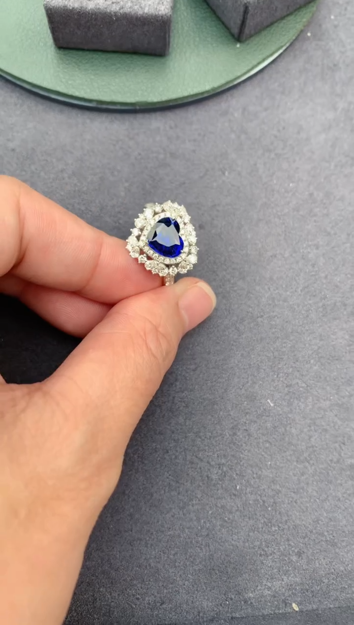 蓝宝石戒指18K金镶嵌2ct皇家蓝戒指