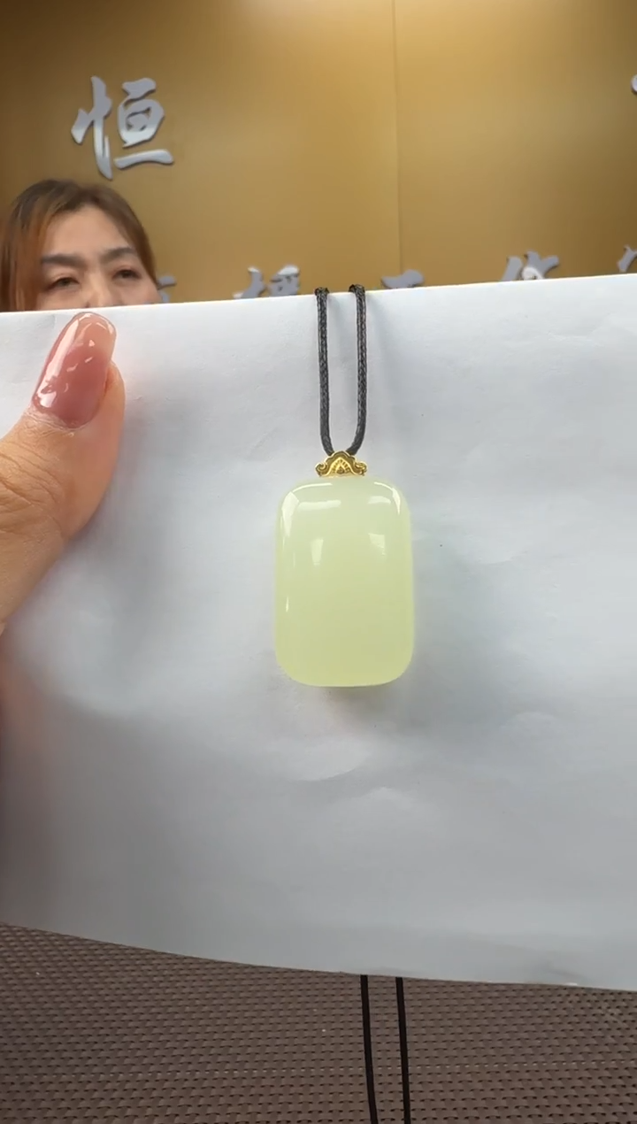 颈饰18K金镶嵌和田玉挂件