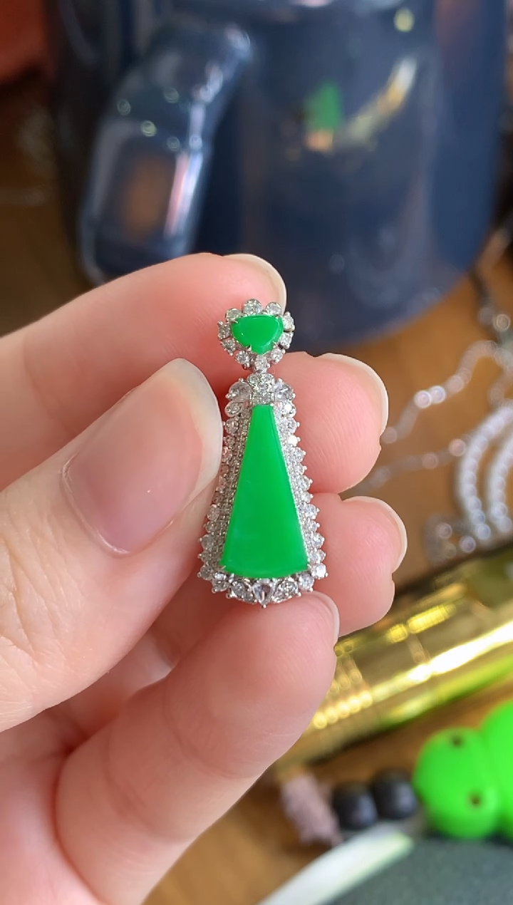 颈饰18K金镶嵌翡翠绿无事牌