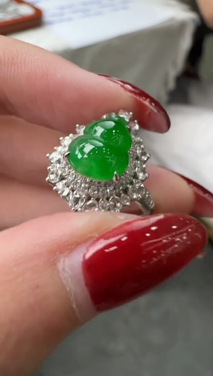 18K金镶嵌戒指翡翠葫芦戒指