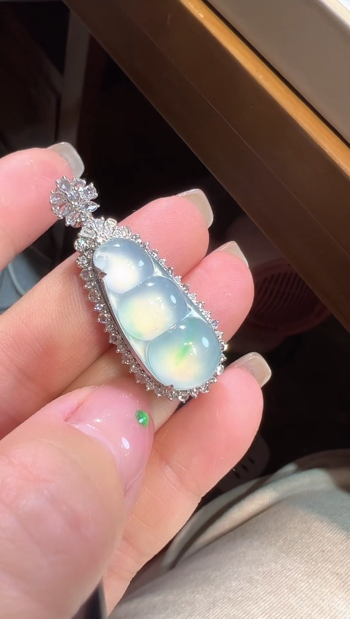 【闪购商品】翡翠颈饰18K金镶嵌豆子