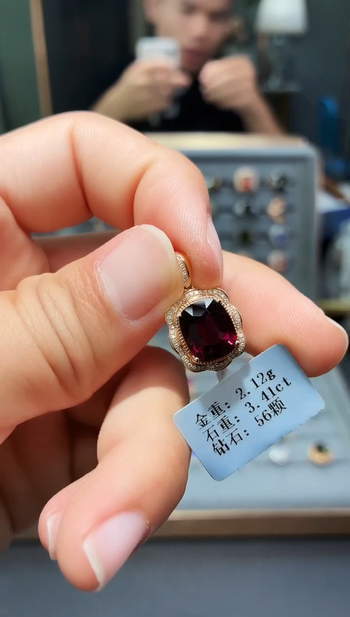 颈饰18K金镶嵌碧玺3.41.