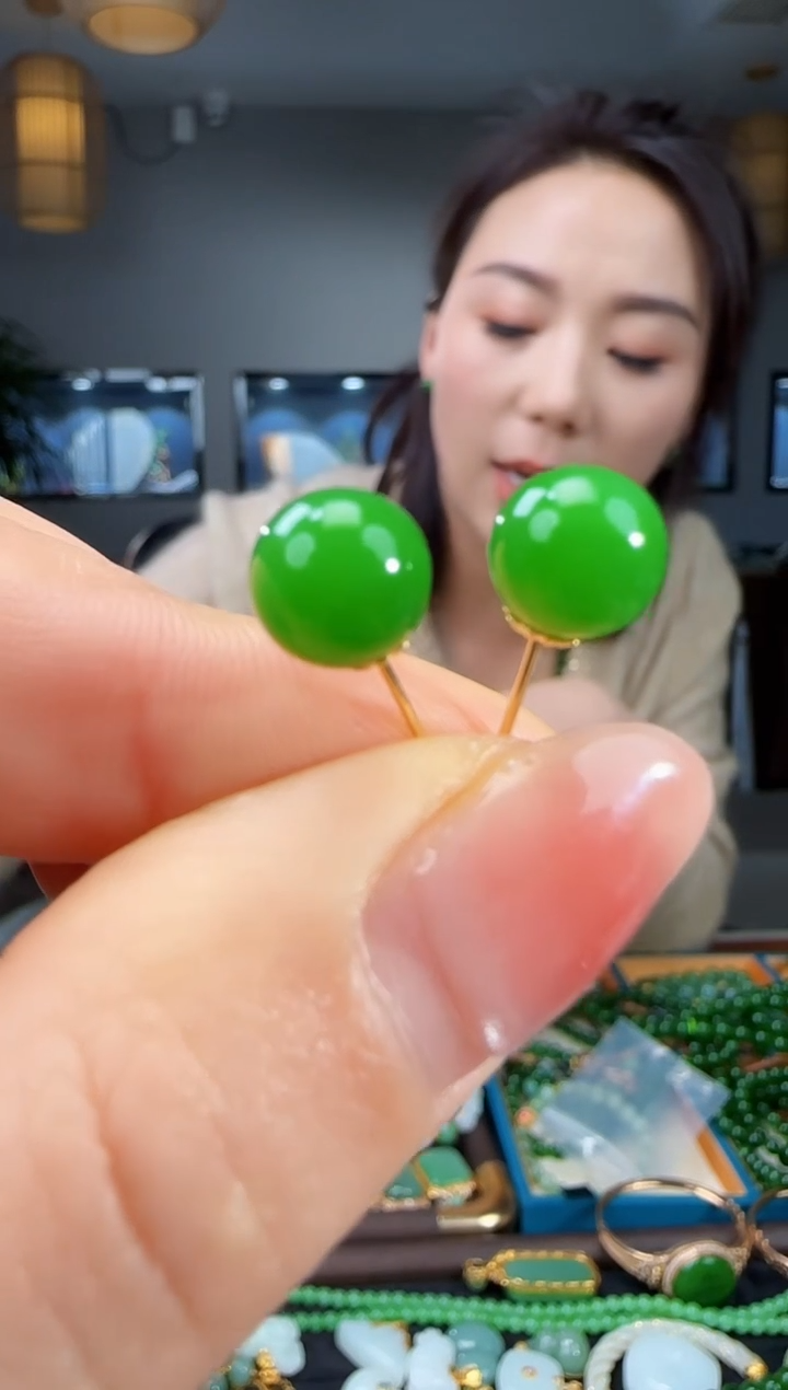 18K金镶嵌和田玉耳饰好的 