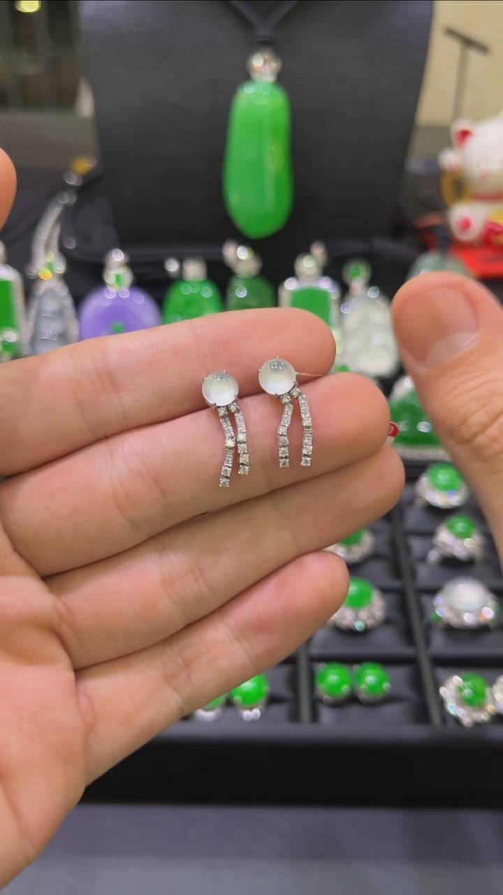 18K金镶嵌翡翠耳饰耳钉